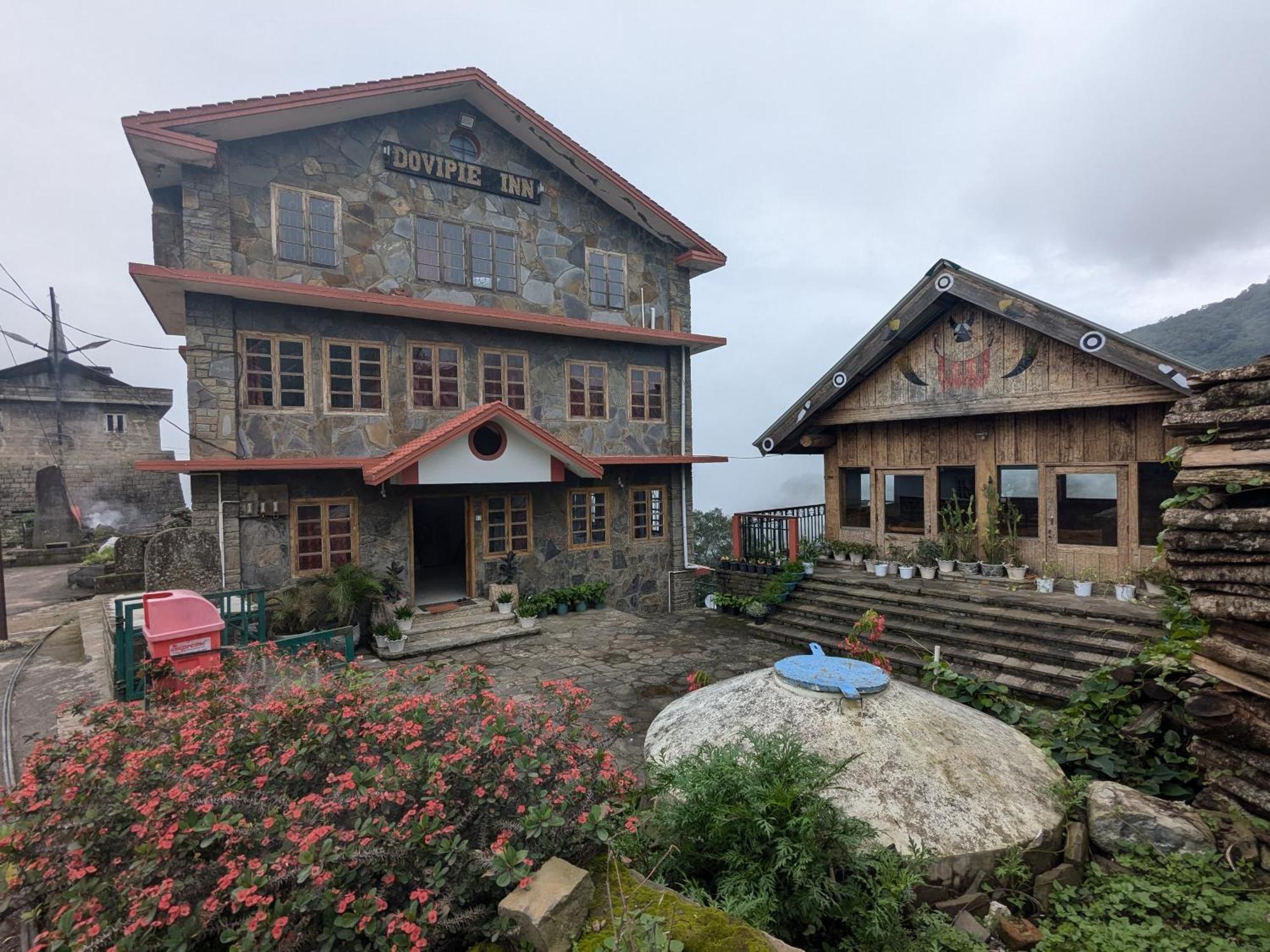 Dovipie Inn Kohima Zewnętrze zdjęcie